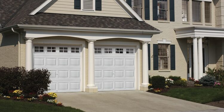 Traditional garage door supplier and installation for your new house